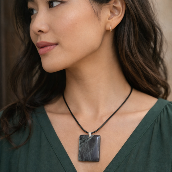 PENDENTIF PIERRE PLATE RECTANGLE LABRADORITE VIOLETTE AA+ 35 À 45MM (vendu sans chaine)