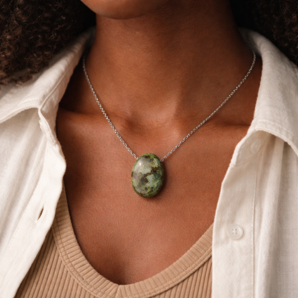 PENDENTIF PIERRE PERCÉE JASPE SANG DE DRAGON A+ (Vendu sans chaine)