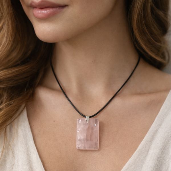 PENDENTIF PIERRE PLATE RECTANGLE QUARTZ ROSE A 35 À 45MM (vendu sans chaine)