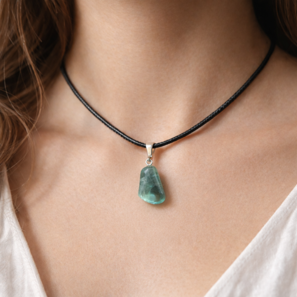 PENDENTIF PIERRE ROULÉE FLUORINE VERTE A+ (avec tour de cou)